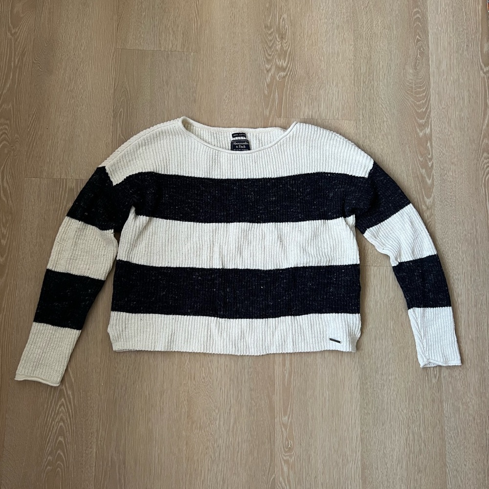 Abercrombie cropped sweater size M